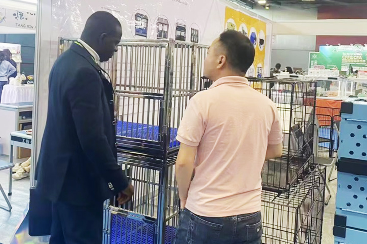 Chinese Intelligent Pet Cages: Top-Opening Design Sets A Benchmark for Anxious Dog Care